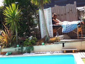Massages au bord de la piscine avec Bezen Begood - Ouest Découvertes